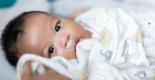 what-causes-baby-to-spit-up-after-feeding-boldsky